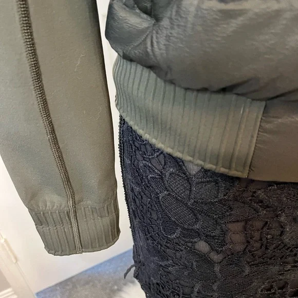 Lululemon Athletica Green Bomber Jacket with Quilted Design - Picture 4 of 13